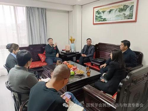 跨境電商與物流專(zhuān)業(yè)委員會(huì)負(fù)責(zé)人高翔與河南路通國(guó)際經(jīng)貿(mào)集團(tuán)李鋼偉董事長(zhǎng)會(huì)面，共商行業(yè)發(fā)展新機(jī)遇